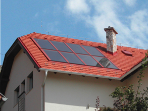 Napkollektorok felszerelése tetőbe integrálva, a tetőhéjalás helyett